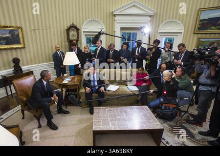 22. Oktober 2014 - Washington, District of Columbia, USA - BARACK OBAMA trifft sich mit RON KLAIN im Oval Office (C-L) zusammen mit anderen Mitgliedern des Teams, das die ebola-Maßnahmen der Obama-Regierung koordiniert, im Oval Office des Weißen Hauses. Es ist Klains erster Tag als sogenannter "ebola-Zar" der Regierung. Präsident Obama sprach auch über die tragische Schießerei in Ottawa, Kanada, früher am Tag. (Bild: © Jim Loscalzo/Pool/CNP/ZUMAPRESS.com) Stockfoto