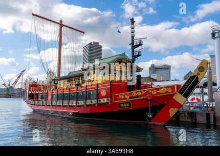 Farbenfrohes Boot am Hafen von Kobe in Japan, in lebendigen Details unter einem klaren Himmel am Tag. Stockfoto