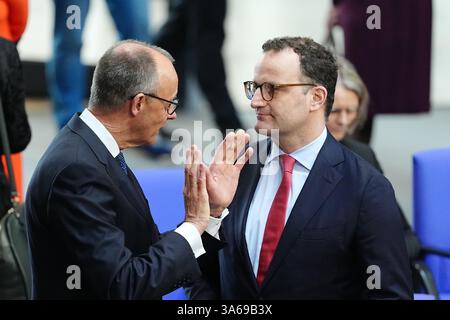 Berlin, Deutschland. März 2025. Friedrich Merz (l), CDUCSU-Fraktionsvorsitzender und CDU-Bundesvorsitzender, und Jens Spahn, CDU-Vize-Vorsitzender, sprechen auf der konstituierenden Sitzung des neuen Bundestages. Quelle: Kay Nietfeld/dpa/Alamy Live News Stockfoto