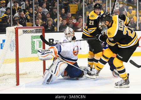 23. Oktober 2014 – Boston, Massachusetts, USA – Boston Bruins Center Chris Kelly (23) erzielt im NHL-Spiel zwischen den New York Islanders und den Boston Bruins im TD Garden in Boston, Massachusetts, ein Tor gegen den New York Islanders Torwart Chad Johnson (30). Die Islanders besiegten die Bruins 2-3 in der regulatorischen Zeit. Eric Canha/CSM(Bild: © Eric Canha/Cal Sport Media/ZUMAPRESS.com) Stockfoto