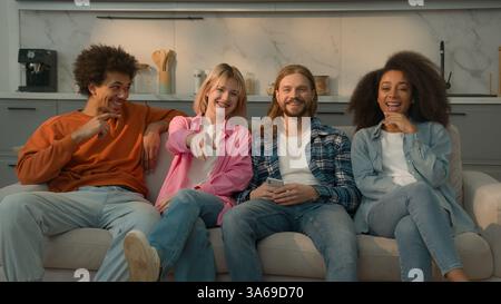 Multirassische Gruppe von Freunden multiethnische Vielfalt Menschen Männer kaukasische Jungs Kumpels afroamerikanische Mädchen Frauen entspannen zusammen auf der Heimcouch Sofa Stockfoto