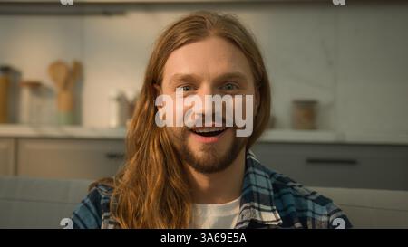 Porträt glücklich lächelnd lachend positiv fröhlich lustig kaukasischer bärtiger Mann Mann Mann zu Hause Couch Sofa lachen Lächeln Witz Spaß Freude humorvoll entspannen Stockfoto