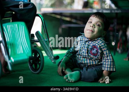 17. November 2014 - Bhopal, Madhya Pradesh, Indien - Ein Kind im Garten des Chingari Trust. Kinder aus Bhopal leiden an vielen Krankheiten und Deformitäten. Am 3. Dezember 1984 liefen etwa 40 Tonnen Methylisocyanat-Gas versehentlich aus einer Pestizidfabrik des multinationalen US-amerikanischen Unternehmens Union Carbide Corp. Aus und wurden vom Wind in die umliegenden Slums transportiert. Die Regierung verzeichnete 5.295 Todesfälle. Aktivisten schätzen 25.000 Todesfälle aufgrund von Krankheiten seit dem Leck. Drei Jahrzehnte nach der schlimmsten Industriekatastrophe vergiftet Giftmüll aus der Carbidfabrik der Union immer noch das Gelände von Bhopal. (Kredit Ima Stockfoto