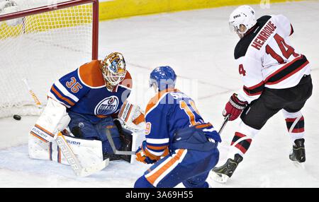 21. November 2014: Edmonton, ab, KANADA - Adam Henrique der New Jersey Devils (14) erzielt am Freitag, den 21. November 2014, ein Tor gegen Edmonton Oilers Torwart Viktor Fasth (35), als Justin Schultz (19) versucht, während der zweiten NHL-Hockeyaktion in Edmonton zu verteidigen. THE CANADIAN PRESS/Jason Franson (Foto: © Jason Franson/The Canadian Press/ZUMA Wire) Stockfoto