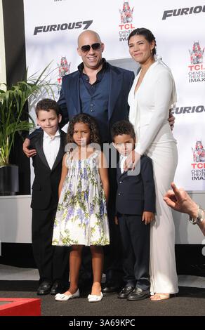 VIN Diesel, Paloma Jimenez, Kinder bei der Vin Diesel Hand & Footprint Zeremonie im TCL Chinese Imax Theater, Hollywood, CA Stockfoto
