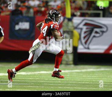 23. November 2014 - Atlanta, Georgia, USA - Atlanta Falcons Wide Receiver Roddy White (84) fängt einen Atlanta Falcons Quarterback Matt Ryan (2) Pass während des Spiels zwischen den Cleveland Browns und den Atlanta Falcons im Georgia Dome. (Kreditbild: © Frank Mattia/ZUMA Wire) Stockfoto