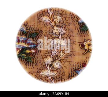Eine runde Platte mit kompliziertem Blumenmuster und leuchtenden Farben vor einem warmen, strukturierten Hintergrund. Das Muster besteht aus zarten Blüten, die mit Blättern verflochten sind und eine Mischung aus Kunstfertigkeit und Handwerkskunst darstellen. Klassische Kunst mit modernem Touch, neu interpretiert von Artotop, transformierte französische Stoffe, erste Hälfte des 19. Jahrhunderts Stockfoto