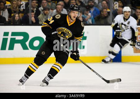 24. November 2014: Boston, Massachusetts, USA – Boston Bruins stellt Carl Soderberg (34) im NHL-Spiel zwischen den Pittsburgh Penguins und den Boston Bruins im TD Garden in Boston, Massachusetts, in Szene. Pittsburgh besiegte Boston 3-2 in Überstunden. Eric Canha/CSM(Bild: © Eric Canha/Cal Sport Media/ZUMAPRESS.com) Stockfoto