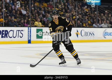 24. November 2014: Boston, Massachusetts, USA: Dougie Hamilton (27), Verteidiger der Boston Bruins, während des Spiels zwischen den Pittsburgh Penguins und den Boston Bruins im TD Garden in Boston, Massachusetts. Pittsburgh besiegte Boston 3-2 in Überstunden. Eric Canha/CSM(Bild: © Eric Canha/Cal Sport Media/ZUMAPRESS.com) Stockfoto