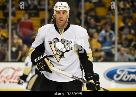 24. November 2014: Boston, Massachusetts, USA – der Verteidiger der Pittsburgh Penguins Rob Scuderi (4) wird während der Aufwärmphase vor dem NHL-Spiel zwischen den Pittsburgh Penguins und den Boston Bruins im TD Garden in Boston, Massachusetts, einsatzbereit. Pittsburgh besiegte Boston 3-2 in Überstunden. Eric Canha/CSM(Bild: © Eric Canha/Cal Sport Media/ZUMAPRESS.com) Stockfoto