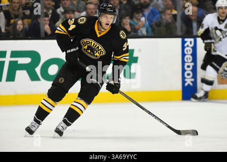 24. November 2014: Boston, Massachusetts, USA – Boston Bruins stellt Carl Soderberg (34) im NHL-Spiel zwischen den Pittsburgh Penguins und den Boston Bruins im TD Garden in Boston, Massachusetts, in Szene. Pittsburgh besiegte Boston 3-2 in Überstunden. Eric Canha/CSM(Bild: © Eric Canha/Cal Sport Media/ZUMAPRESS.com) Stockfoto