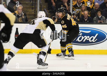 24. November 2014: Boston, Massachusetts, USA: Joe Morrow, Verteidiger der Boston Bruins (45) im NHL-Spiel zwischen den Pittsburgh Penguins und den Boston Bruins im TD Garden in Boston, Massachusetts. Pittsburgh besiegte Boston 3-2 in Überstunden. Eric Canha/CSM(Bild: © Eric Canha/Cal Sport Media/ZUMAPRESS.com) Stockfoto