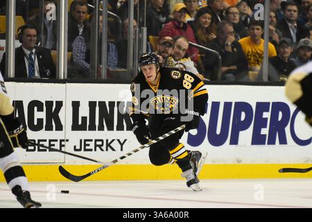 24. November 2014: Boston, Massachusetts, USA – Boston Bruins verließ David Pastrnak (88) während des Spiels zwischen den Pittsburgh Penguins und den Boston Bruins im TD Garden in Boston, Massachusetts. Pittsburgh besiegte Boston 3-2 in Überstunden. Eric Canha/CSM(Bild: © Eric Canha/Cal Sport Media/ZUMAPRESS.com) Stockfoto