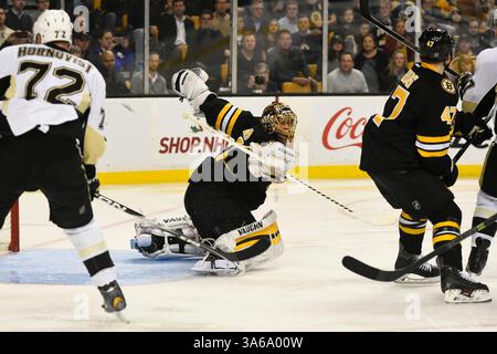 24. November 2014: Boston, Massachusetts, USA – Bostoner Bruins-Torwart Tuukka Rask (40) im NHL-Spiel zwischen den Pittsburgh Penguins und den Boston Bruins im TD Garden in Boston, Massachusetts. Pittsburgh besiegte Boston 3-2 in Überstunden. Eric Canha/CSM(Bild: © Eric Canha/Cal Sport Media/ZUMAPRESS.com) Stockfoto
