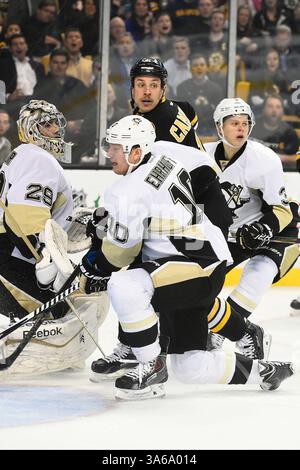 24. November 2014: Boston, Massachusetts, USA – Boston Bruins spielt Gregory Campbell (11) während des NHL-Spiels zwischen den Pittsburgh Penguins und den Boston Bruins im TD Garden in Boston, Massachusetts. Pittsburgh besiegte Boston 3-2 in Überstunden. Eric Canha/CSM(Bild: © Eric Canha/Cal Sport Media/ZUMAPRESS.com) Stockfoto