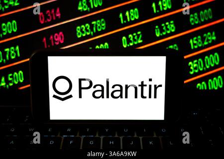 In dieser Fotoabbildung wird ein Logo des Militärtechnologieunternehmens Palantir auf einem Smartphone mit Best.-Nr. auf dem Hintergrund angezeigt. Stockfoto