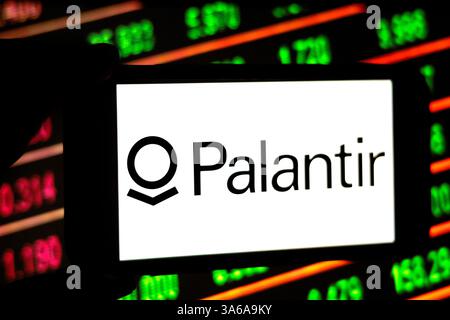 In dieser Fotoabbildung wird ein Logo des Militärtechnologieunternehmens Palantir auf einem Smartphone mit Best.-Nr. auf dem Hintergrund angezeigt. Stockfoto