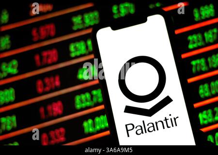 In dieser Fotoabbildung wird ein Logo des Militärtechnologieunternehmens Palantir auf einem Smartphone mit Best.-Nr. auf dem Hintergrund angezeigt. Stockfoto