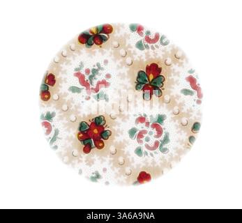 Eine runde Platte mit einem zarten Blumenmuster mit leuchtenden roten und grünen Akzenten auf einem hellen, strukturierten Hintergrund. Das Design umfasst komplexe Blüten und Blätter, die eine charmante Vintage-Ästhetik schaffen. Klassische Kunst mit modernem Touch, neu interpretiert von Artotop, transformierte französische Stoffe, erste Hälfte des 19. Jahrhunderts Stockfoto