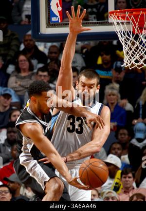 5. Dezember 2014 - Memphis, TN, USA - Marc Gasol verteidigt am Freitag, den 5. Dezember 2014, auf dem FedExForum in Memphis, Tennessee, gegen die San Antonio Spurs' Cory Joseph unter dem Korb. Die Spurs haben gewonnen, 107:101. (Bild: © Nikki Boertman/TNS/ZUMA Wire) Stockfoto