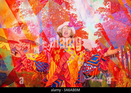 London, Großbritannien. März 2025. The Artist with the Story of My Life - Grayson Perry: Wahnvorstellungen of Grandeur at the Wallace Collection. Eine große Ausstellung mit über 40 neuen Werken von Sir Grayson Perry, die vom 28. März bis 26. Oktober 2025 stattfindet. Es umfasst Keramiken, Wandteppiche, Möbel und Collagen, die neben einigen Meisterwerken der Wallace Collection ausgestellt wurden, die dazu beigetragen haben, Perrys Vision für diese Ausstellung zu inspirieren und zu gestalten, die am 65. Geburtstag des Künstlers eröffnet wird. Guy Bell/Alamy Live News Stockfoto