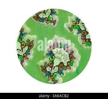 Ein lebendiger, kreisförmiger Stoff mit einem skurrilen Muster aus wirbelnden Formen und floralen Motiven in Grün-, Braun- und Farbtönen, die eine verspielte und lebendige Ästhetik vermitteln. Klassische Kunst mit modernem Touch, neu interpretiert von Artotop, transformierte französische Stoffe, erste Hälfte des 19. Jahrhunderts Stockfoto