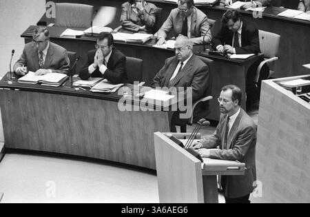 Deutschland, Bonn, 03.06.1995 Archiv.: 53-16-04 Bundestagssitzung zum Bosnieneinsatz Foto: v.l.r.: Bundesfinanzminister Theo Waigel und Bundesaußenminister Klaus Kinkel, Bundeskanzler Helmut Kohl und Rudolf Scharping, SPD-Parteivorsitzender Bundestagssitzung *** Deutschland, Bonn, 03 06 1995 Archiv 53 16 04 Bundestagssitzung zur Bosnien-Mission Foto von links nach rechts Stockfoto