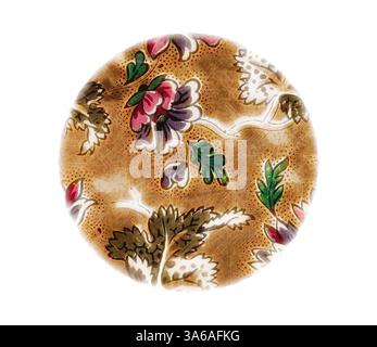 Ein runder Teller mit einem lebhaften Blumenmuster in Rosa-, Lila- und Grüntönen vor einem warmen, strukturierten Hintergrund. Klassische Kunst mit modernem Touch, neu interpretiert von Artotop, transformierte französische Stoffe, erste Hälfte des 19. Jahrhunderts Stockfoto