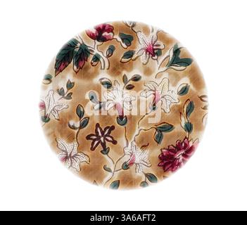 Eine runde Platte mit einem lebhaften Blumenmuster mit Lilien und anderen Blüten vor einem warmen, strukturierten Hintergrund. Das Design verwendet eine Mischung aus Farben, die der gesamten Ästhetik einen eleganten Touch verleihen. Klassische Kunst mit modernem Touch, neu interpretiert von Artotop, transformierte französische Stoffe, erste Hälfte des 19. Jahrhunderts Stockfoto