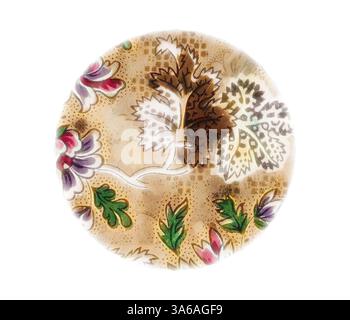 Eine aufwendig gestaltete runde Platte mit Blumenmuster, lebhaften Farben und zarten Details. Das Design umfasst Blätter und Blumen in violetten, grünen und braunen Tönen vor einem strukturierten Hintergrund. Klassische Kunst mit modernem Touch, neu interpretiert von Artotop, transformierte französische Stoffe, erste Hälfte des 19. Jahrhunderts Stockfoto