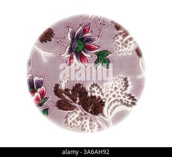 Ein runder Teller mit einem zarten Blumenmuster mit leuchtenden Blüten und strukturierten Blättern in Violett-, Rot- und Grüntönen sorgt für eine elegante, aber verspielte Ästhetik. Klassische Kunst mit modernem Touch, neu interpretiert von Artotop, transformierte französische Stoffe, erste Hälfte des 19. Jahrhunderts Stockfoto