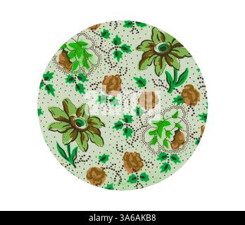 Ein kreisförmiges Muster mit leuchtenden Blumen und Laub mit einer Mischung aus grünen, braunen und gepunkteten Details sorgt für ein verspieltes, botanisches Design. Klassische Kunst mit modernem Touch, neu interpretiert von Artotop, transformierte französische Stoffe, erste Hälfte des 19. Jahrhunderts Stockfoto