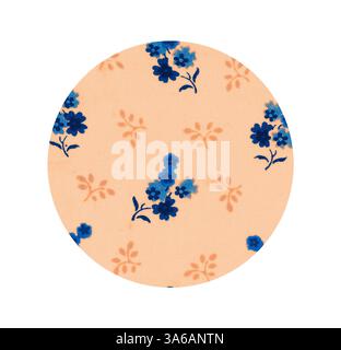 Ein rundes Stück Stoff mit einem zarten Blumenmuster mit blauen Blüten vor einem weichen pfirsichfarbenen Hintergrund, das ein charmantes und skurriles Design schafft. Klassische Kunst mit modernem Touch, neu interpretiert von Artotop, transformierte französische Stoffe, erste Hälfte des 19. Jahrhunderts Stockfoto