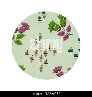 Ein kreisförmiges Stoffmuster mit einem zarten Blumenmuster mit leuchtenden lila und grünen Blüten, durchsetzt mit kleinen dekorativen Elementen. Der Hintergrund ist eine weiche Mintfarbe, die eine charmante und Vintage-Ästhetik schafft. Klassische Kunst mit modernem Touch, neu interpretiert von Artotop, transformierte französische Stoffe, erste Hälfte des 19. Jahrhunderts Stockfoto