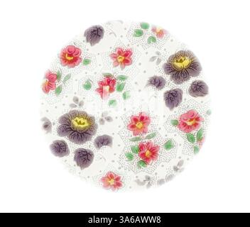 Ein runder Teller mit einem zarten Blumenmuster mit leuchtenden rosa, gelben und lila Blumen auf einem strukturierten weißen Hintergrund, der eine charmante und Vintage-Ästhetik schafft. Klassische Kunst mit modernem Touch, neu interpretiert von Artotop, transformierte französische Stoffe, erste Hälfte des 19. Jahrhunderts Stockfoto