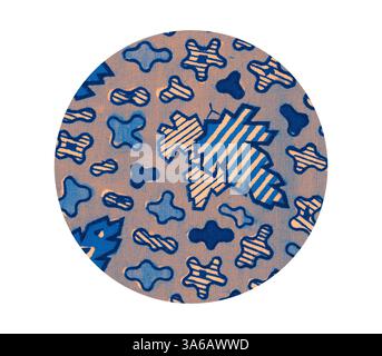 Ein kreisförmiges Stoffdesign mit auffälligen, abstrakten Formen in verschiedenen Blau- und Orange-Tönen, die ein verspieltes, dynamisches Muster erzeugen. Klassische Kunst mit modernem Touch, neu interpretiert von Artotop, transformierte französische Stoffe, erste Hälfte des 19. Jahrhunderts Stockfoto