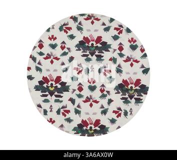 Ein kreisförmiges Design mit einem lebendigen, symmetrischen Muster aus Blumen und geometrischen Formen in verschiedenen Rot-, Grün- und Violetttönen, vor hellem Hintergrund. Klassische Kunst mit modernem Touch, neu interpretiert von Artotop, transformierte französische Stoffe, erste Hälfte des 19. Jahrhunderts Stockfoto