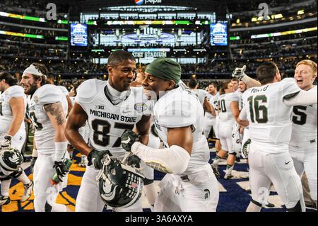 Von links nach rechts, Linebacker Chris Frey, Empfänger Tres Barksdale, Cornerback Darian Hicks, Quarterback Tommy Vento, und Sieger Brandon Sowards feiert ihren Sieg über die Baylor Bears zusammen mit anderen Mitgliedern der Michigan State Spartans nach dem 79. Goodyear Cotton Bowl Classic im AT&T Stadium Donnerstag, 1. Januar 2015, in Arlington, Texas. (Bild: © Michael Prengler/Cal Sport Media/ZUMAPRESS.com) Stockfoto