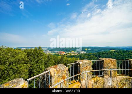 Blick vom Rehturm auf den Rehberg bei Kulmbach. Alter Wachturm der Stadt mit Blick auf die umliegende Landschaft. Stockfoto