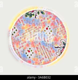 Ein lebendiges, kreisförmiges Design mit einer Mischung aus abstrakten Mustern, wirbelnden Farben und natürlichen Elementen, die ein dynamisches und skurriles Erscheinungsbild schaffen. Klassische Kunst mit modernem Touch, neu interpretiert von Artotop, transformierte französische Stoffe, erste Hälfte des 19. Jahrhunderts Stockfoto