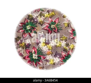 Ein kreisförmiger Teller mit einem lebhaften Blumenmuster mit farbenfrohen Blumen in Rosa-, Gelb- und Grüntönen vor einem weichen, gedämpften Hintergrund. Klassische Kunst mit modernem Touch, neu interpretiert von Artotop, transformierte französische Stoffe, erste Hälfte des 19. Jahrhunderts Stockfoto
