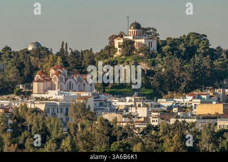 Die Kirche von Agia Marina befindet sich direkt neben dem Nationalen Observatorium und unter dem Pnyx-Hügel, Athen, Griechenland Stockfoto