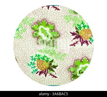 Ein lebendiges Kreismuster mit komplexen Blumenmustern mit grünen und braunen Elementen, durchsetzt mit verspielten Formen und Texturen. Klassische Kunst mit modernem Touch, neu interpretiert von Artotop, transformierte französische Stoffe, erste Hälfte des 19. Jahrhunderts Stockfoto