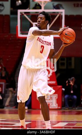 6. JANUAR 2015: Danrad Knowles, Stürmer der Universität Houston, will beim NCAA-Basketballspiel zwischen Houston und Central Florida vom Hofheinz Pavilion in Houston, Texas, an einen Teamkollegen gehen. (Bild: © Erik Williams/Cal Sport Media/ZUMAPRESS.com) Stockfoto