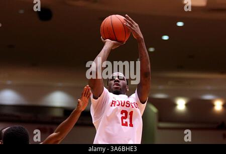 6. JANUAR 2015: Jherrod Stiggers #21 der University of Houston stürzt sich beim NCAA-Basketballspiel zwischen Houston und Central Florida vom Hofheinz Pavilion in Houston, Texas. (Bild: © Erik Williams/Cal Sport Media/ZUMAPRESS.com) Stockfoto