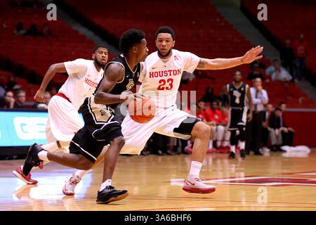 6. JANUAR 2015: Der Wachmann der University of Houston Eric Weary #23 wird während des NCAA-Basketballspiels zwischen Houston und Central Florida vom Hofheinz Pavilion in Houston, Texas, verteidigt. (Bild: © Erik Williams/Cal Sport Media/ZUMAPRESS.com) Stockfoto