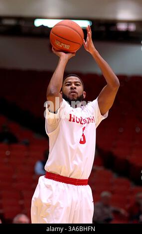 6. JANUAR 2015: Der Wachmann L.J. Rose #5 der University of Houston stürzt sich während des NCAA-Basketballspiels zwischen Houston und Central Florida vom Hofheinz Pavilion in Houston, Texas. (Bild: © Erik Williams/Cal Sport Media/ZUMAPRESS.com) Stockfoto