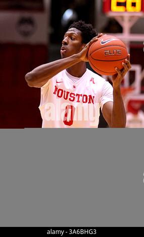 6. JANUAR 2015: Danrad Knowles, Stürmer der Universität Houston, will beim NCAA-Basketballspiel zwischen Houston und Central Florida vom Hofheinz Pavilion in Houston, Texas, an einen Teamkollegen gehen. (Bild: © Erik Williams/Cal Sport Media/ZUMAPRESS.com) Stockfoto