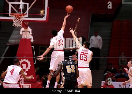 6. JANUAR 2015: Der Wachmann der University of Houston, Eric, der #23, blockiert einen Layup-Versuch während des NCAA-Basketballspiels zwischen Houston und Central Florida vom Hofheinz Pavilion in Houston, Texas. (Bild: © Erik Williams/Cal Sport Media/ZUMAPRESS.com) Stockfoto