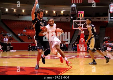 6. JANUAR 2015: Der Wachmann der University of Houston LeRon Barnes #4 fährt während des NCAA-Basketballspiels zwischen Houston und Central Florida vom Hofheinz Pavilion in Houston, Texas, in Richtung Korb. (Bild: © Erik Williams/Cal Sport Media/ZUMAPRESS.com) Stockfoto